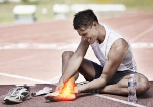 Injured runner, exemplifying the risk of sports injuries and the need for chiropractic care in New Orleans